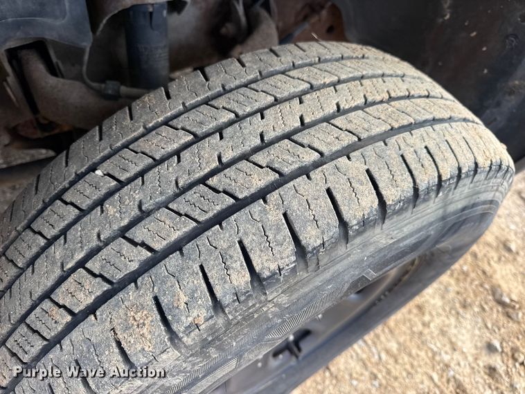 image for item DW6724 2005 GMC Sierra 2500HD utility bed pickup truck