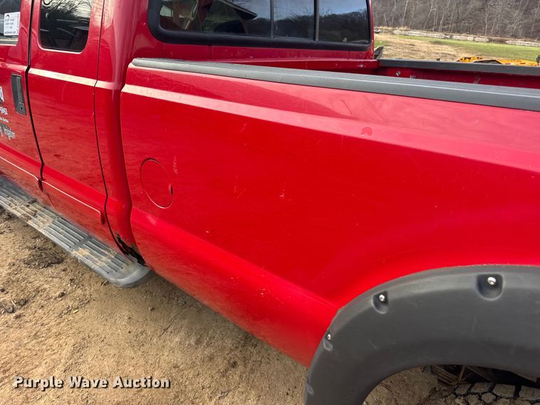 image for item DW6725 2001 Ford F250 Super Duty XLT SuperCab pickup truck