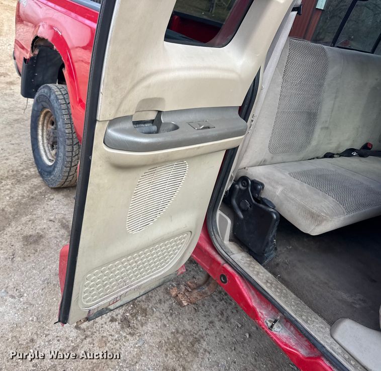 image for item DW6725 2001 Ford F250 Super Duty XLT SuperCab pickup truck