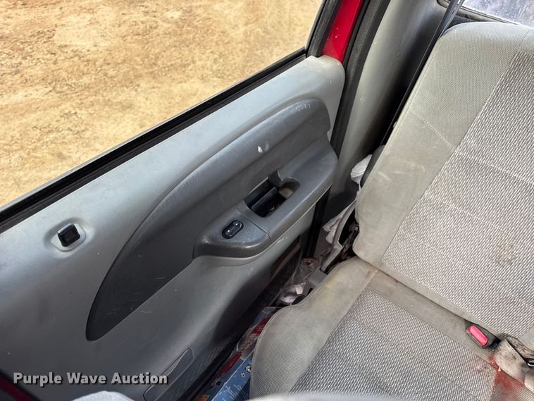 image for item DW6729 2004 Ford F250 Super Duty XLT Crew Cab pickup truck