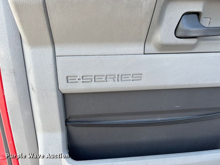 image for item DW7317 2016 Ford E450 van cab and chassis