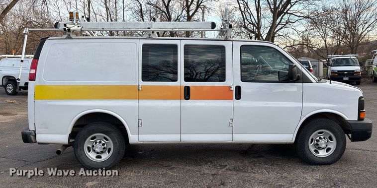 image for item DW7333 2017 Chevrolet Express 2500 van
