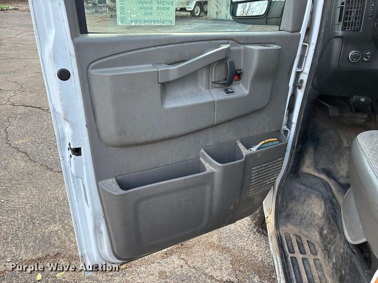 image for item DW7333 2017 Chevrolet Express 2500 van