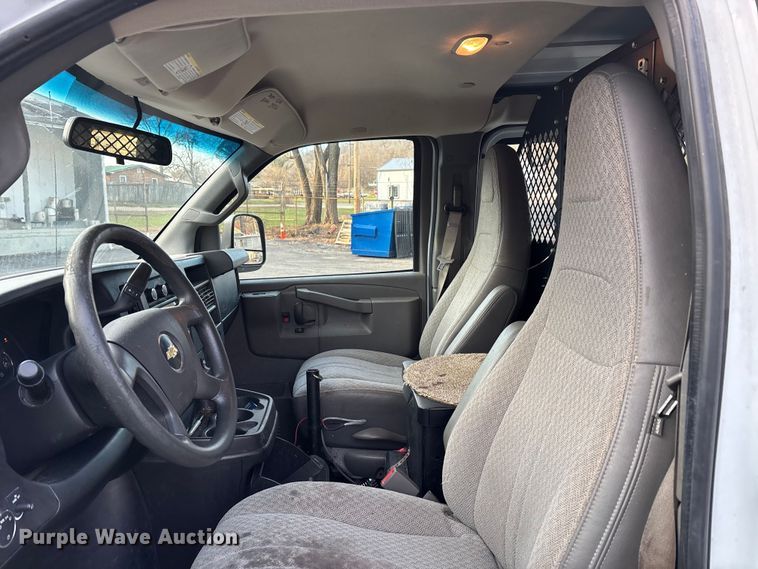 image for item DW7333 2017 Chevrolet Express 2500 van