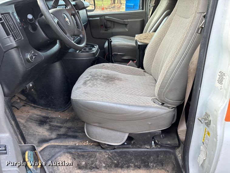 image for item DW7333 2017 Chevrolet Express 2500 van