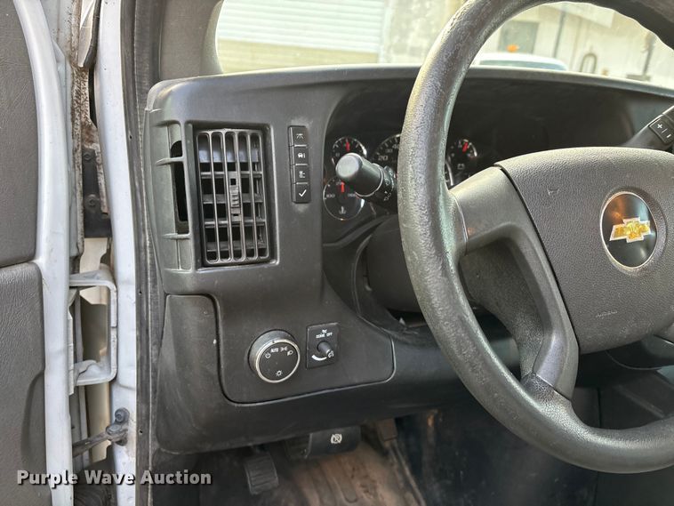 image for item DW7333 2017 Chevrolet Express 2500 van