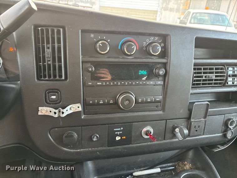 image for item DW7333 2017 Chevrolet Express 2500 van