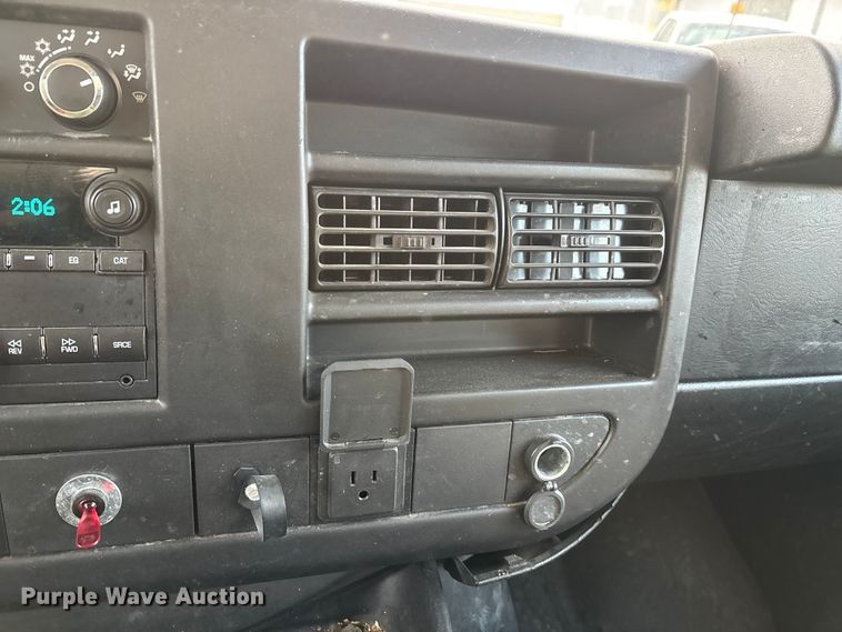 image for item DW7333 2017 Chevrolet Express 2500 van