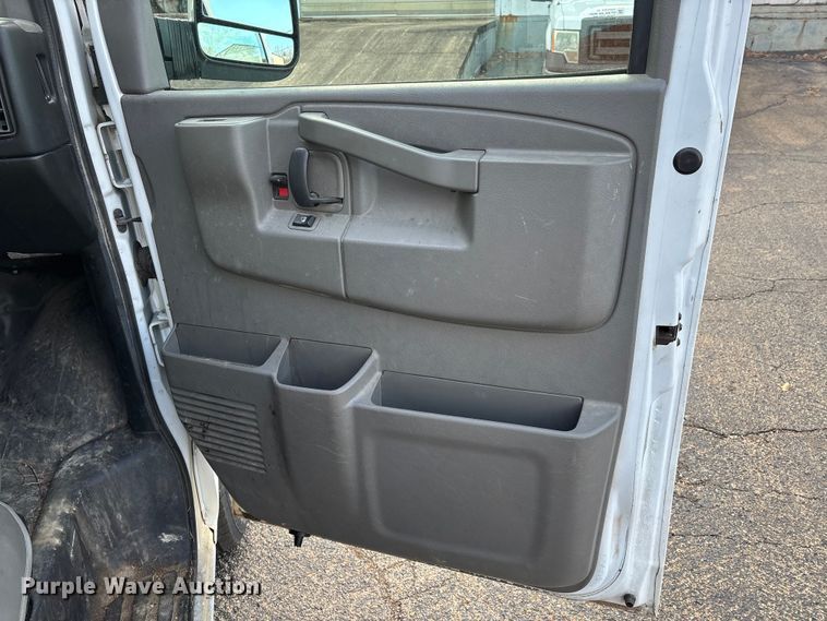 image for item DW7333 2017 Chevrolet Express 2500 van