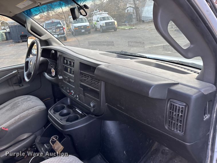 image for item DW7333 2017 Chevrolet Express 2500 van