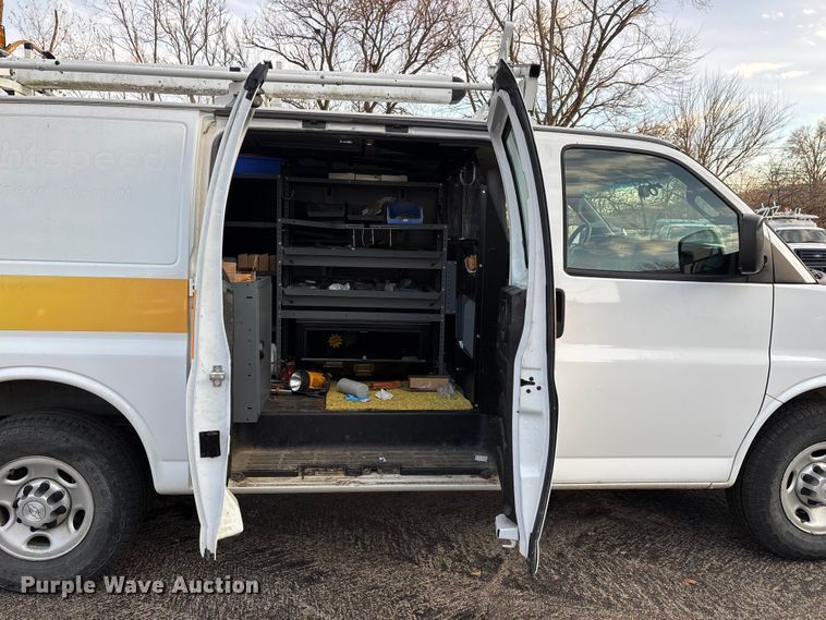 image for item DW7333 2017 Chevrolet Express 2500 van