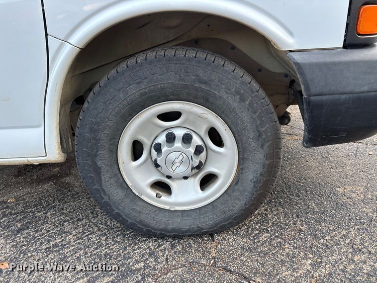 image for item DW7333 2017 Chevrolet Express 2500 van