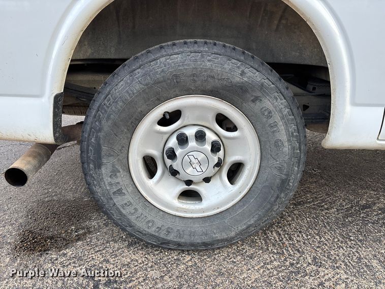 image for item DW7333 2017 Chevrolet Express 2500 van