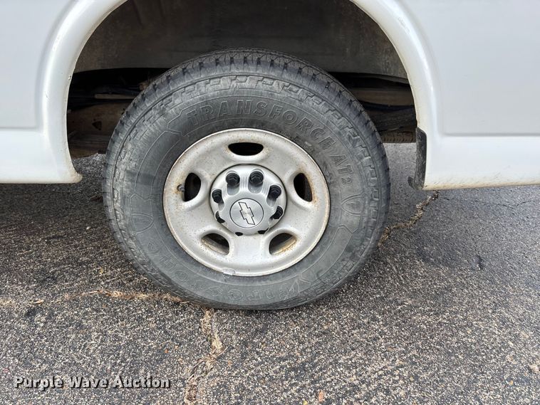 image for item DW7333 2017 Chevrolet Express 2500 van