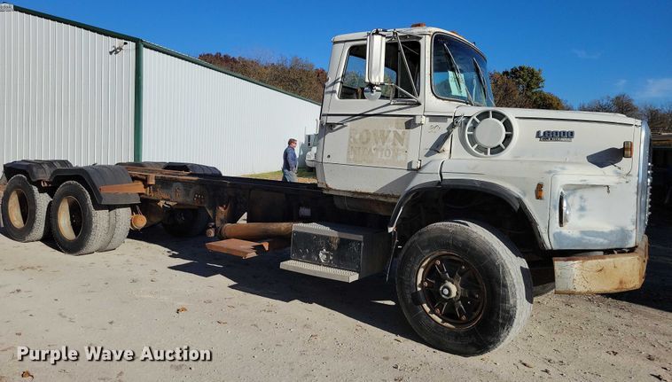 image for item DX6602 1988 Ford L8000 truck cab and chassis