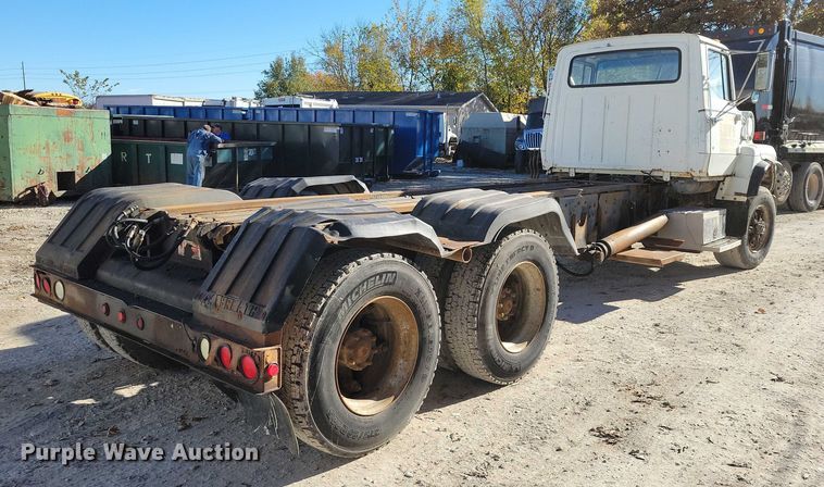 image for item DX6602 1988 Ford L8000 truck cab and chassis