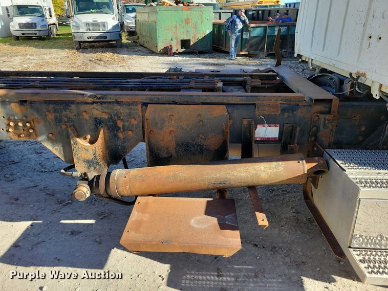 image for item DX6602 1988 Ford L8000 truck cab and chassis