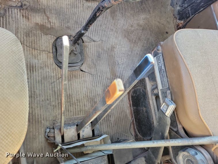 image for item DX6602 1988 Ford L8000 truck cab and chassis