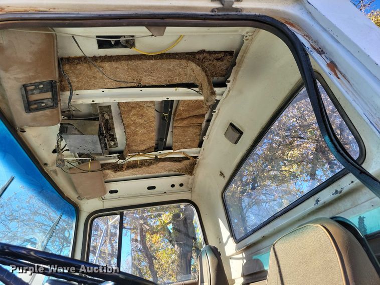 image for item DX6602 1988 Ford L8000 truck cab and chassis