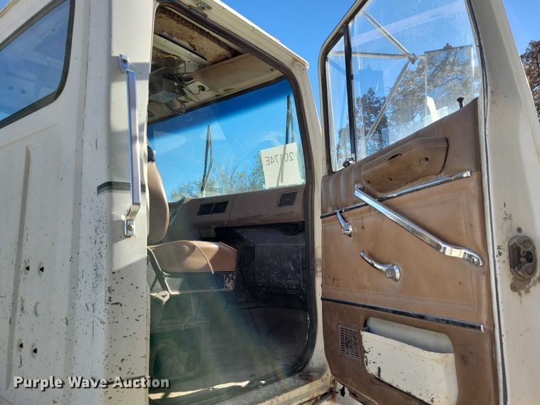 image for item DX6602 1988 Ford L8000 truck cab and chassis
