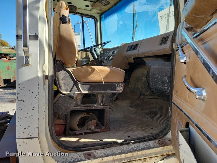image for item DX6602 1988 Ford L8000 truck cab and chassis