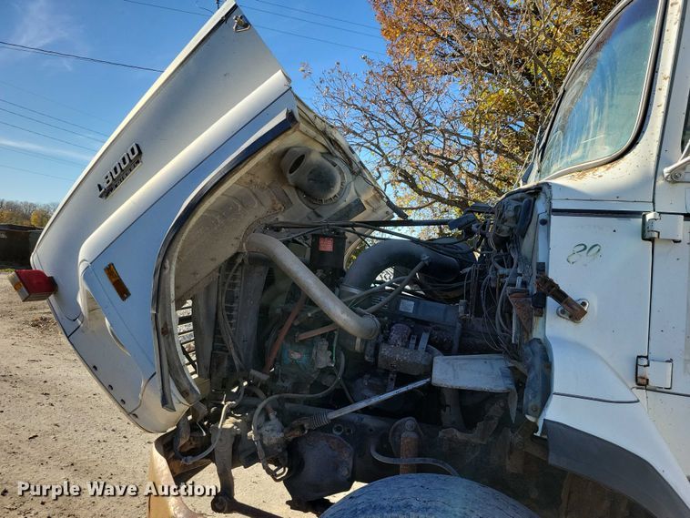 image for item DX6602 1988 Ford L8000 truck cab and chassis