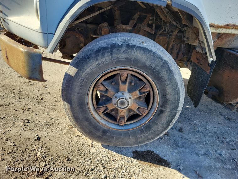 image for item DX6602 1988 Ford L8000 truck cab and chassis