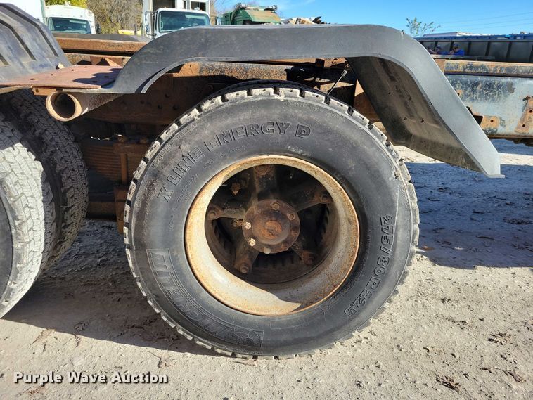 image for item DX6602 1988 Ford L8000 truck cab and chassis