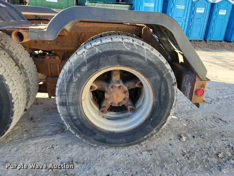 image for item DX6602 1988 Ford L8000 truck cab and chassis