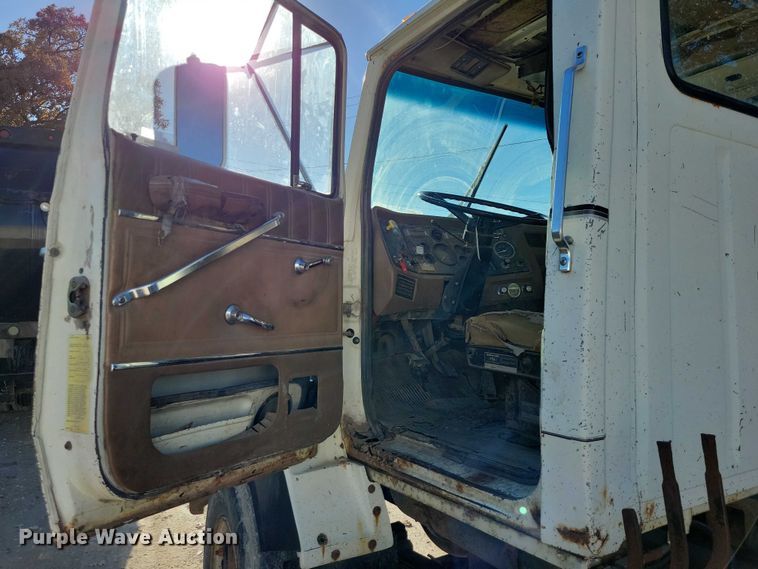 image for item DX6602 1988 Ford L8000 truck cab and chassis