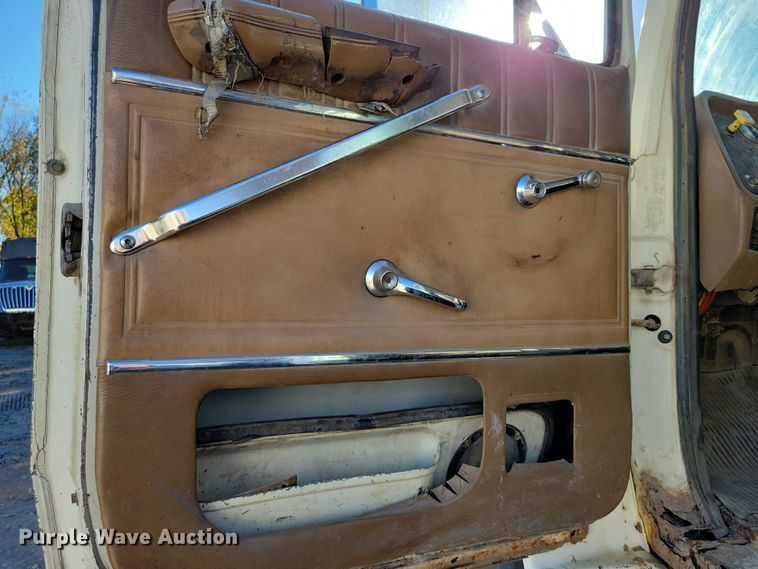 image for item DX6602 1988 Ford L8000 truck cab and chassis