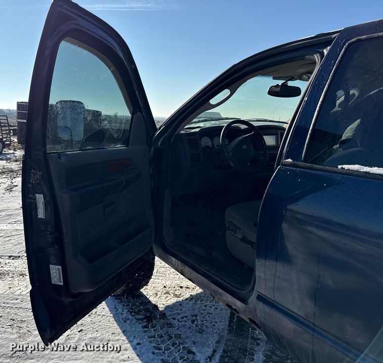 image for item DY8438 2006 Dodge Ram 2500 Mega Cab pickup truck