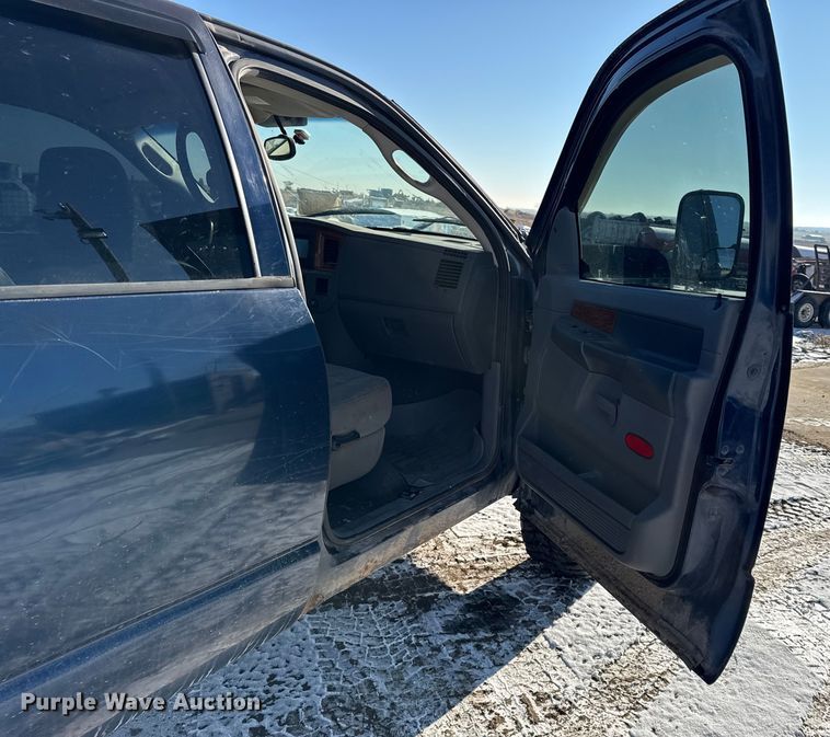 image for item DY8438 2006 Dodge Ram 2500 Mega Cab pickup truck