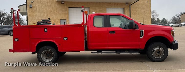 image for item EA2098 2018 Ford F350 Super Duty XL SuperCab utility bed pickup truck