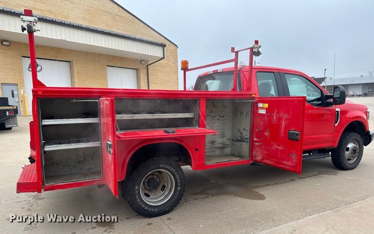 image for item EA2098 2018 Ford F350 Super Duty XL SuperCab utility bed pickup truck