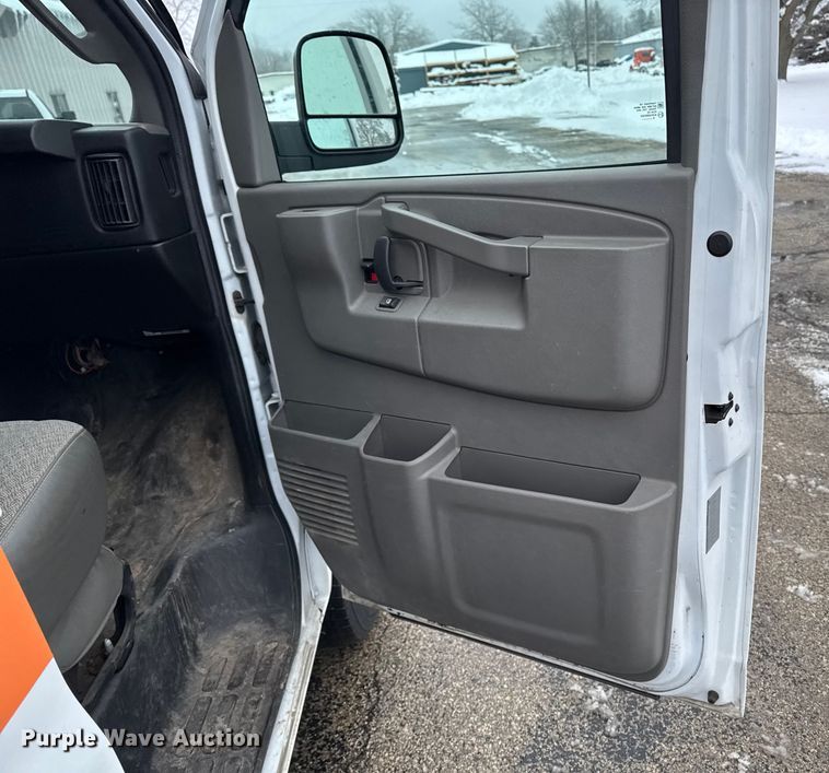 image for item EA2130 2017 Chevrolet Express 2500 van