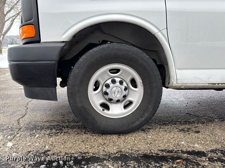 image for item EA2130 2017 Chevrolet Express 2500 van