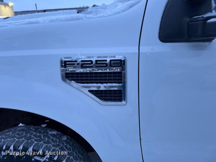 image for item EA2133 2008 Ford F250 Super Duty XL utility bed pickup truck