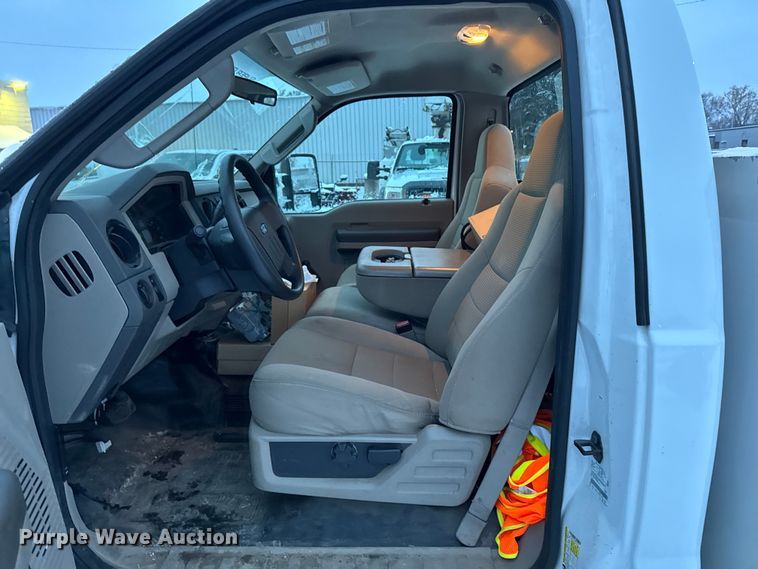 image for item EA2133 2008 Ford F250 Super Duty XL utility bed pickup truck