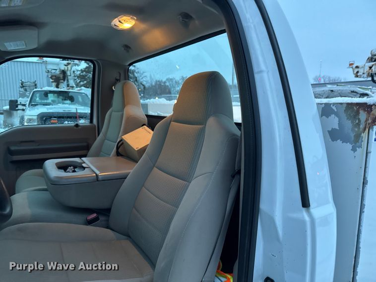 image for item EA2133 2008 Ford F250 Super Duty XL utility bed pickup truck