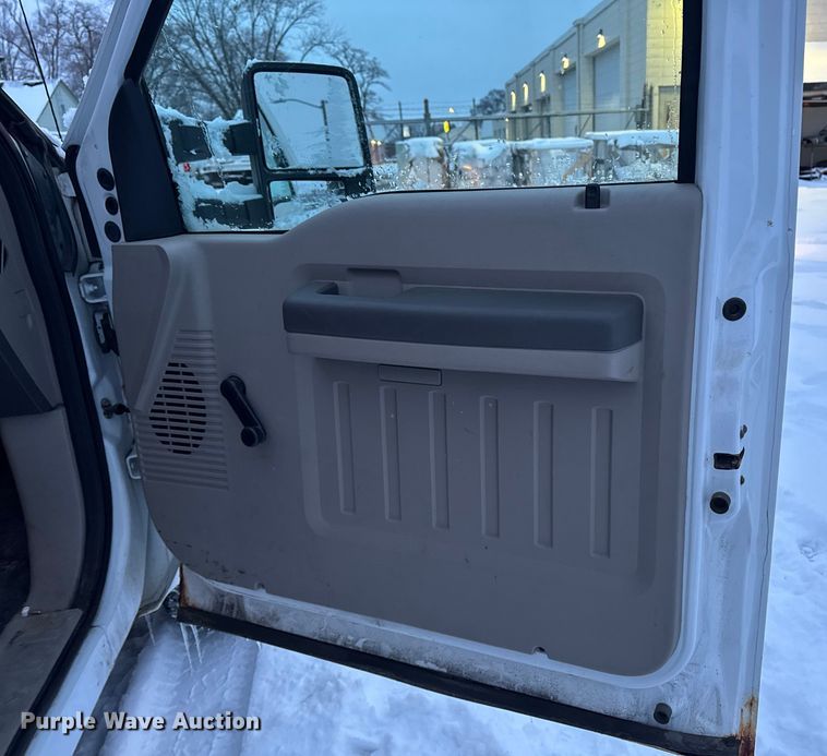 image for item EA2133 2008 Ford F250 Super Duty XL utility bed pickup truck