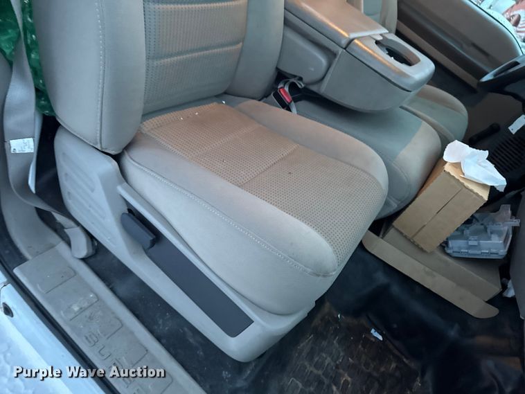 image for item EA2133 2008 Ford F250 Super Duty XL utility bed pickup truck