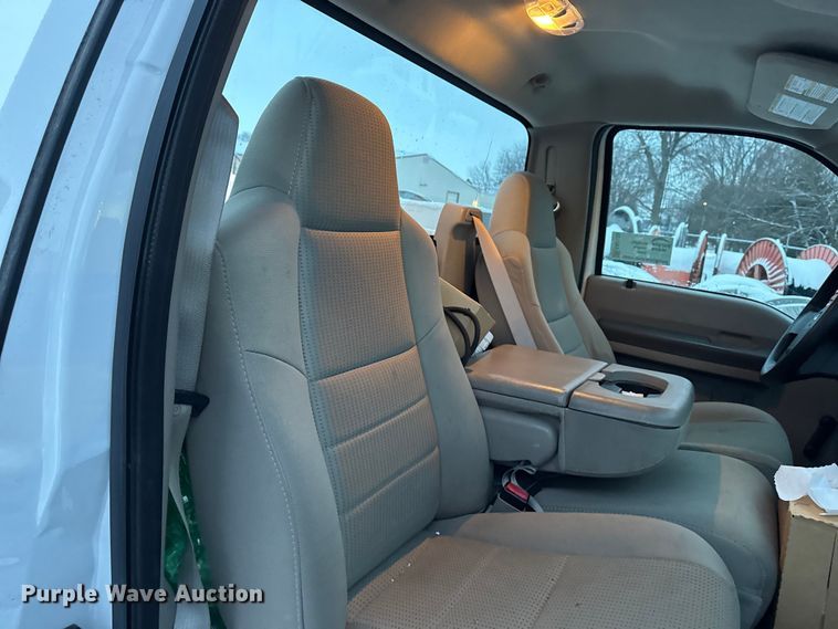 image for item EA2133 2008 Ford F250 Super Duty XL utility bed pickup truck