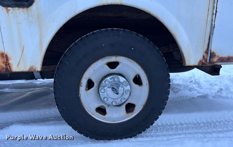 image for item EA2133 2008 Ford F250 Super Duty XL utility bed pickup truck