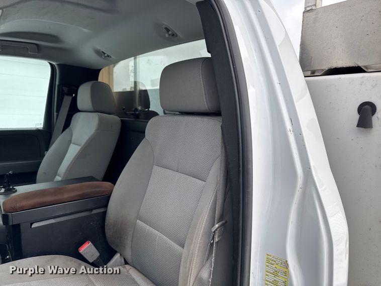 image for item EA2137 2016 Chevrolet Silverado 2500HD utility bed pickup truck