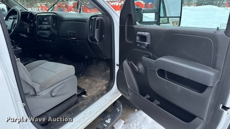 image for item EA2137 2016 Chevrolet Silverado 2500HD utility bed pickup truck
