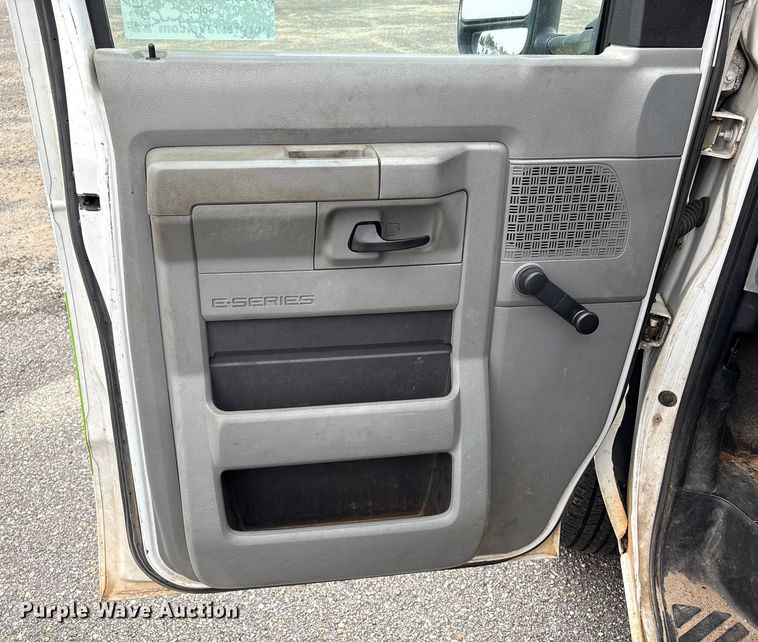 image for item EA7126 2009 Ford E150 van