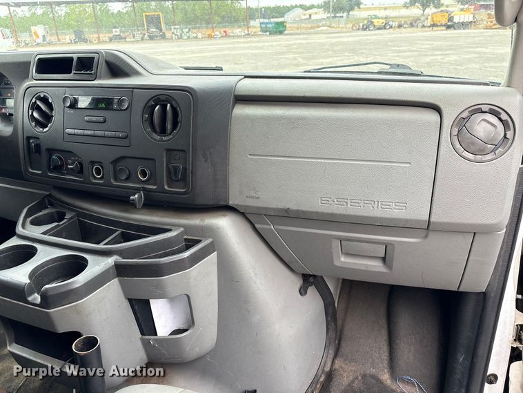 image for item EA7126 2009 Ford E150 van