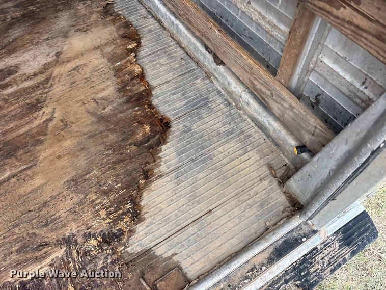 image for item EA7801 2001 Sundowner Trailer livestock trailer