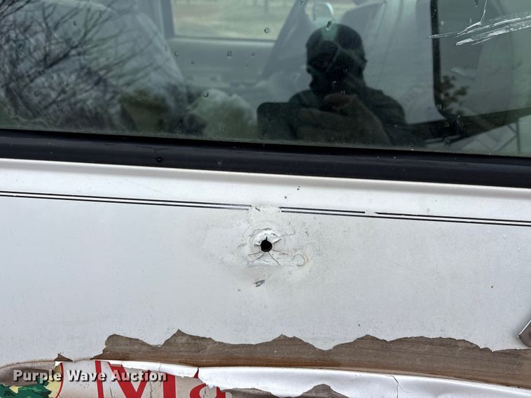 image for item EA7807 1999 Chevrolet C3500 flatbed pickup truck